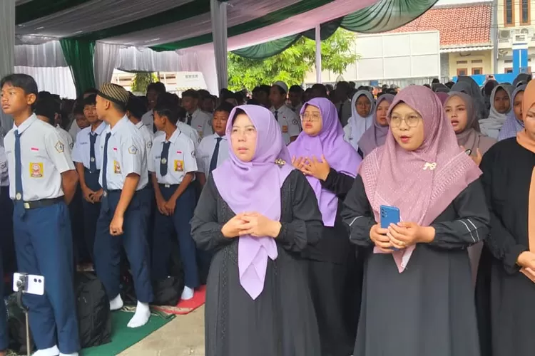 Pelaksanaan peringatan Maulid Nabi Muhammad SAW 1447 Hijriah, di SMPN 20 Depok yang terletak di Jalan Marthadinata 5, Kelurahan Rangkapanjaya Baru, Kecamatan Pancoranmas, Selasa (9/9). (ANDIKA EKA/RADAR DEPOK)