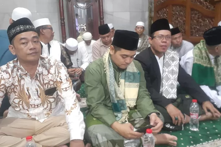 Lurah Pondok Cina, Nurman Hakim saat menyambangi Maulidur Rasul Di Masjid Jami' Al Hidayah Pondokcina 1447H di Masjid Jami' Al Hidayah, Jalan HM Tohir RT2/2 Pondok Cina, Kecamatan Beji Kota Depok, Sabtu (6/9). (RISKY DWI LESTARI/RADARDEPOK)