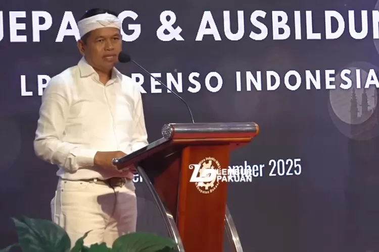 Gubernur Jawa Barat, Dedi Mulyadi berpidato dihadapan siswa SMK Mitra Industri (Tangkapan layar Youtube LEMBUR PAKUAN CHANNEL)