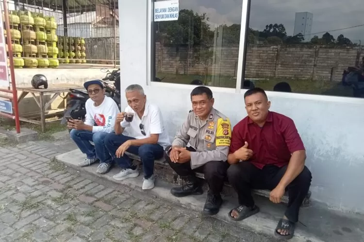 Bhabinkamtibmas Desa Bitungsari, Aiptu Wahyudi ngopi bareng masyarakat.  (DOKUMEN KABAR BOGOR)