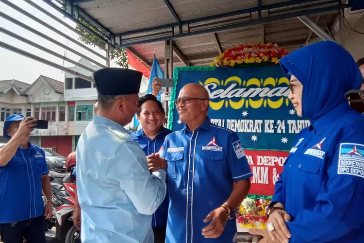 Walikota Depok, Supian Suri saat berjabat tangan dengan Ketua DPC Partai Demokrat Kota Depok, Edi Sitorus didampingi Sekretaris DPC Partai Demokrat Kota Depok, Hj Endah Winarti di Kantor DPC Partai Demokrat, Ruko Sukmajaya, Jalan Tole Iskandar, Kecamatan Sukmajaya, kemarin. (ARNET KELMANUTU/RADAR DEPOK)