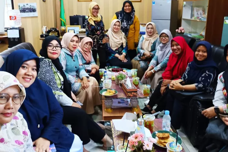 Ketua TP PKK Kecamatan Bojongsari bersama beberapa kader-kader PKK perwakilan Kelurahan Se-Kecamatan Bojongsari dalam berlatih mempersiapkan jelang lomba dongeng tingkat Kota Depok di Ruang Camat Bojongsari, Selasa (9/9).  (RISKY DWI LESTARI/RADAR DEPOK)