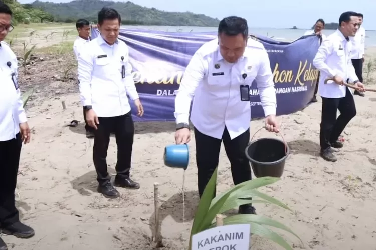 Kepala Kantor Imigrasi Kelas I Non TPI Kota Depok, Irvan Triansyah ambil bagian dalam penanaman bibit pohon kelapa, di Kawasan Pantai Ciletuh, Desa Ciwaru, Kecamatan Ciemas, Kabupaten Sukabumi, Selasa (9/9). (Imigrasi Depok)