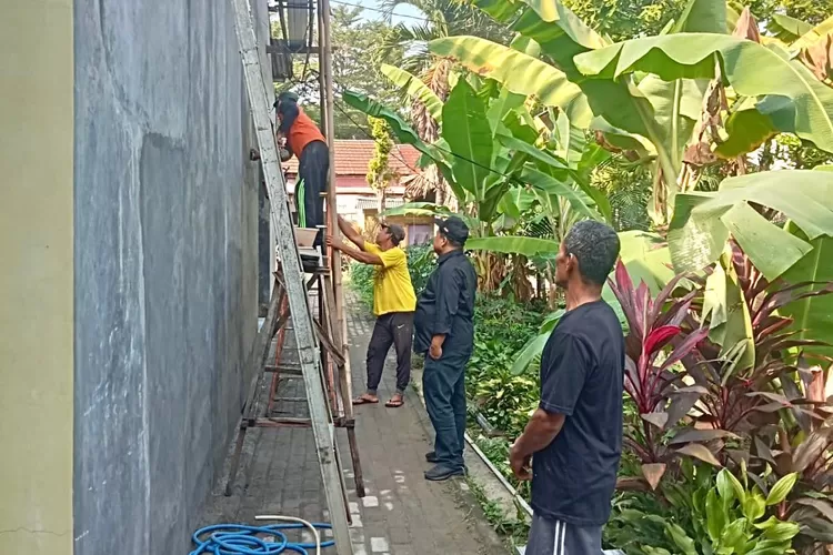 Kepala Seksie Ekonomi dan Pembangunan (Ekbang) Kelurahan Bojongsari Baru, Sasa Saadudin saat meninjau pembangunan Infrastruktur di RW8 Kelurahan Bojongsari Baru, Kecamatan Bojongsari, Rabu (10/9). (RISKY DWI LESTARI/RADAR DEPOK)