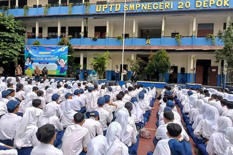 Pelaksanaan Apel Kebangsaan di SMPN 20 Depok, yang terletak di Kelurahan Rangkapanjaya Baru, Kecamatan Pancoranmas. (ANDIKA EKA/RADAR DEPOK)