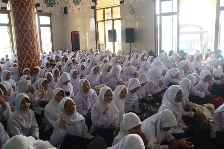 Pelaksanaan peringatan Maulid Nabi Muhammad SAW 1447 Hijriah SMPN 15 Depok, di Masjid Al Istiqomah, Jalan Pondok Tipar, Kelurahan Mekarsari, Kecamatan Cimanggis. (ANDIKA EKA/RADAR DEPOK)