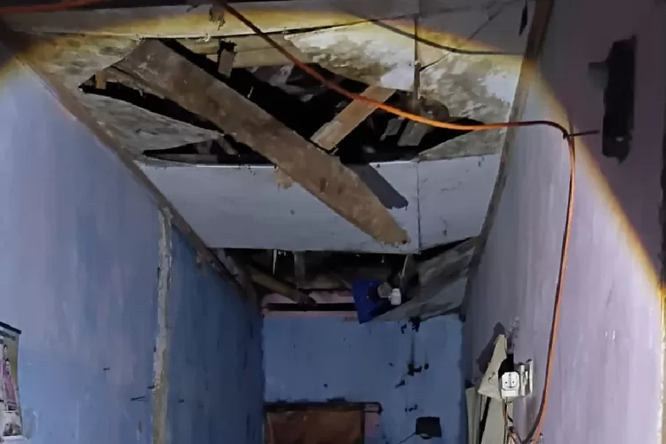 Atap rumah milik salah satu warga Desa Cihideung Udik ambruk akibat hujan deras pasa Kamis, 11 September 2025.