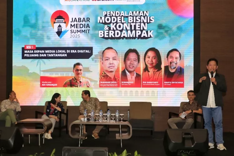 CEO Suara.com, Suwarjono menjelaskan tantangan dan peluang media di Jabar Media Summit 2025 yang di gelar di Holiday Inn, Pasteur Bandung pada Kamis, 11 September 2025.