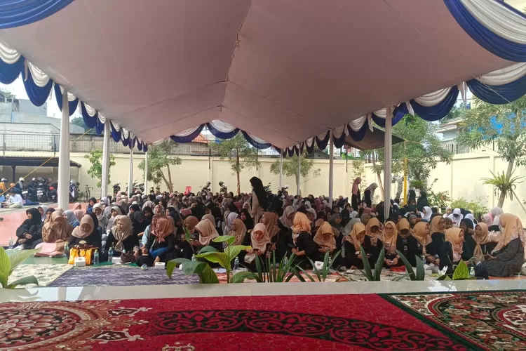 Pelaksanaan peringatan makanan khas perayaan Peringatan Maulid Nabi Muhammad SAW 1447 Hijriah dan peresmian panggung SMPN 29 Depok, Kamis (11/9). (ANDIKA EKA/RADAR DEPOK)