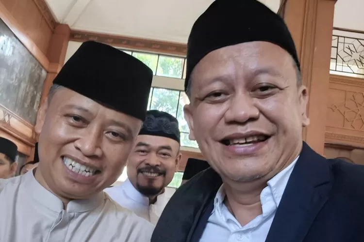 Pembina Majelis Taklim Al Mubarok 33, Mahfudin Abe (kanan) bersama Walikota Depok, Supian Suri. (Radar Depok)