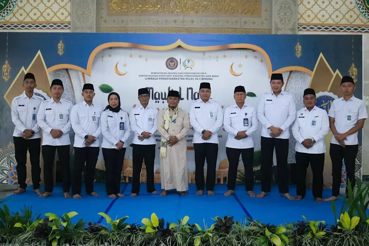 Warga binaan dan jajaran petugas memperingati Maulid Nabi Muhammad SAW, di Masjid At Taubah Lapas Cibinong, Kamis (11/9). (Lapas Cibinong)