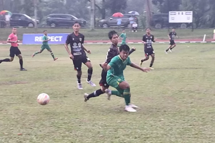 Pemain Kabupaten Bogor (hitam) berusaha menghentikan pemain Kabupaten Sukabumi dalam pertandingan keempat BK Porprov 2025.