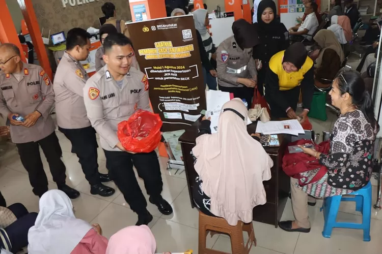 Anggota Polres Metro Depok membagikan nasi bungkus kepada pemohon SKCK, Jumat (12/9).  (Polres Metro Depok)