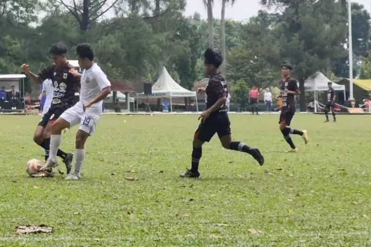 Pemain Kabupaten Bogor (hitam) bermain sengit melawan Kota Depok.