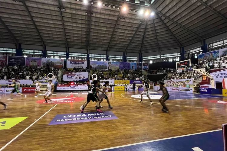 Pertandingan antara SMAN 22 Bandung vs SMAN 1 Rancaekek di pada ajang Honda DBL 2025 West Java Series &ndash; East Region di Gor C-Tra Arena Bandung
