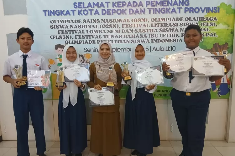Pemberian pengghargaan kepada lima siswa Juara FTBI SMPN 31 Depok, di Balaikota Depok. (ANDIKA EKA/RADAR DEPOK)