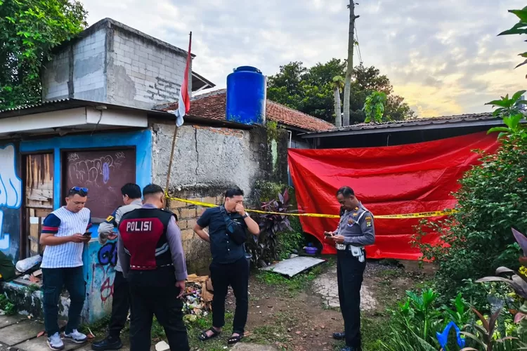 Polrestro depok dan keamanan setempat tengah meninjau rumah korban gandir seorang pria supir angkot berinisial AS (35) di RT3/4 Kelurahan/Kecamatan Sawangan, Senin (15/9) malam. (ISTIMEWA)