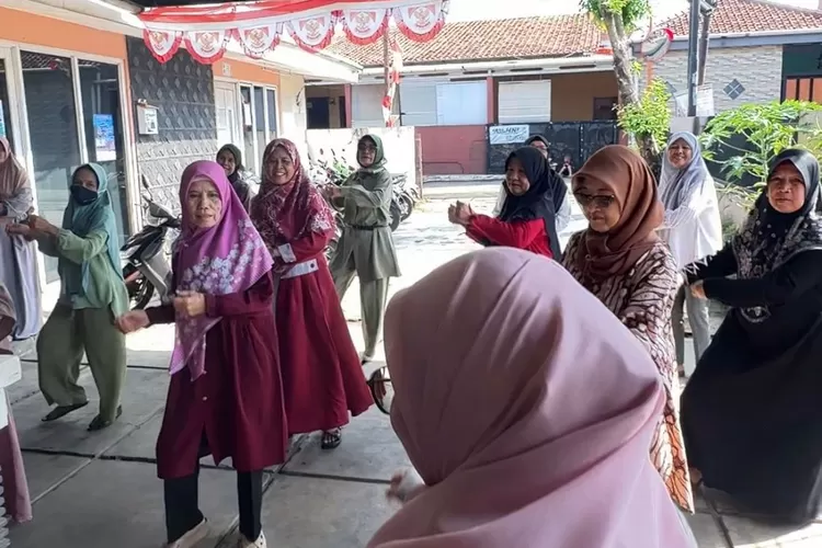 Sekolah lansia Selantang Senja Kelurahan Bojongsari Baru, Kecamatan Bojongsari, Sabtu (13/9). (RISKY DWI LESTARI/RADAR DEPOK)