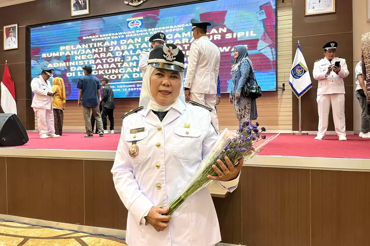 Lurah Kukusan, Kholifah saat dilantik resmi sebagai Lurah Kukusan, Kecamatan Beji, Kota Depok di Gedung Dibaleka II lantai 10 Pemkot Depok, Senin (15/9). (RISKY DWI LESTARI/RADAR DEPOK)