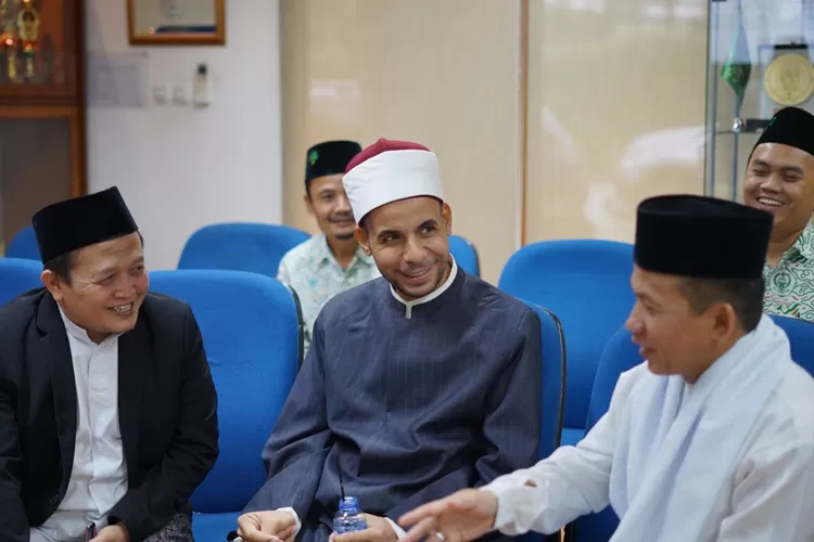 Suasana kedatangan Syekh Ahmad Ramadhan (tengah) Mohamed Maarouf, seorang utusan dari Universitas Al-Azhar Mesir yang akan menetap selama tiga tahun di pesantren. (Dokumen Pesantren Al-Hamidiyah)