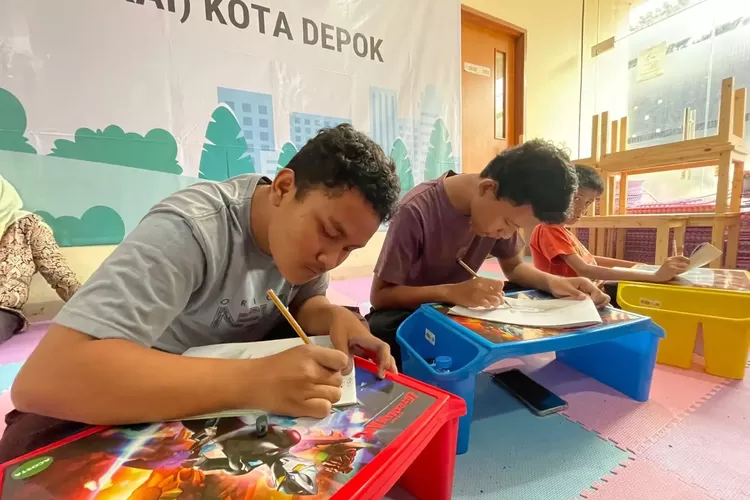 Anak istimewa saat mengikuti Pelatihan Melukis pada Program RKAI, di Perpustakaan Depok. (ISTIMEWA)