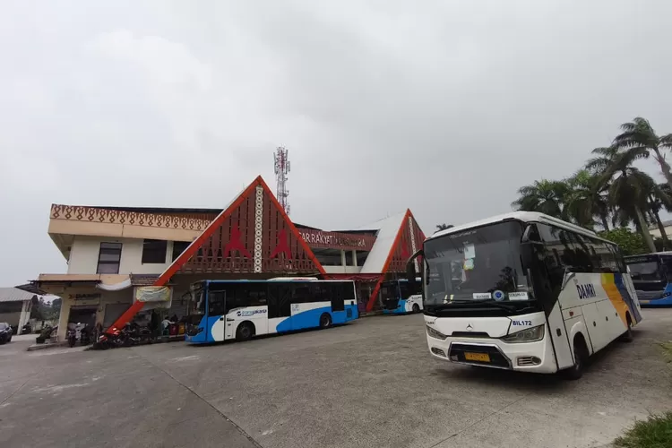 Situasi Pasar Rakyat Sawangan di Jalan Raya Muchtar Kelurahan Sawangan Baru, Kecamatan Sawangan, Kota Depok, Rabu (17/9). (RISKY DWI LESTARI/RADAR DEPOK)