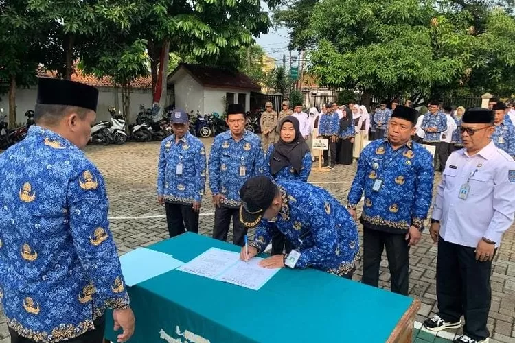 Aparatur Se-Kecamatan Bojongsari melangsungkan apel gabungan sekaligus serah terima jabatan beberapa aparatur pada kelurahan di wilayahnya di halaman kantor, Rabu (17/9) pagi. (RISKY DWI LESTARI/RADAR DEPOK)