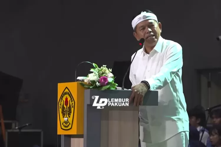 Gubernur Jawa Barat, Dedi Mulyadi berpidato dalam acara PKKMB di Unpas, Bandung (Tangkapan layar Youtube LEMBUR PAKUAN CHANNEL)