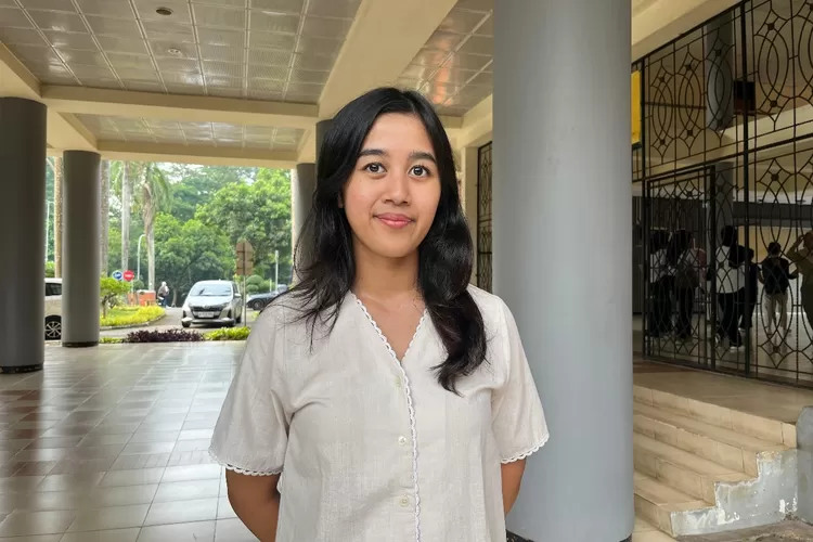 Ketua BEM FISIP UI, Nevanya Kayla Afi saat ditemui Radar Depok di depan Gedung FEB UI, Selasa (16/9) siang.  (RISKY DWI LESTARI/RADAR DEPOK)