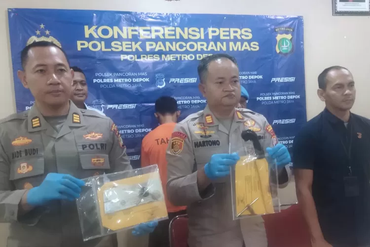Kapolsek Pancoranmas, AKP Hartono saat melakukan jumpa pers ungkap kasus curanmor dan narkotika, Kamis (18/9). (RISKY DWI LESTARI/RADAR DEPOK)
