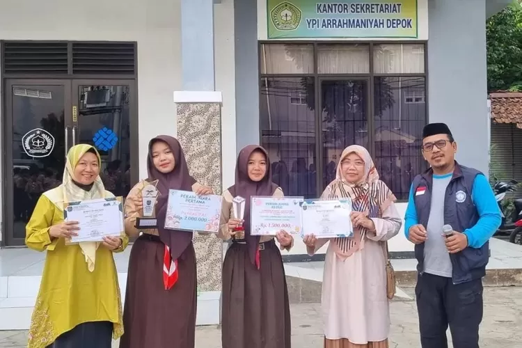 Dua siswa berprestasi SMP Arrahman menyabet dua penghargaan dalam ajang lomba pendidikan yang diselenggarakan Disdik Kota Depok.&nbsp; (DOKUMEN SEKOLAH)