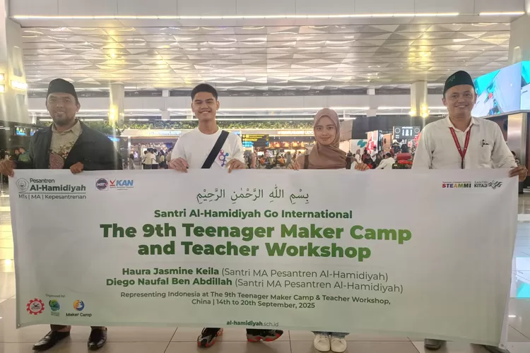 Dua santri Pesantren Al-Hamidiyah saat mengikuti pelaksanaan The 9th Teenager Maker Camp and Teacher Workshop di China. (Dokumen Pesantren Al-Hamidiyah)