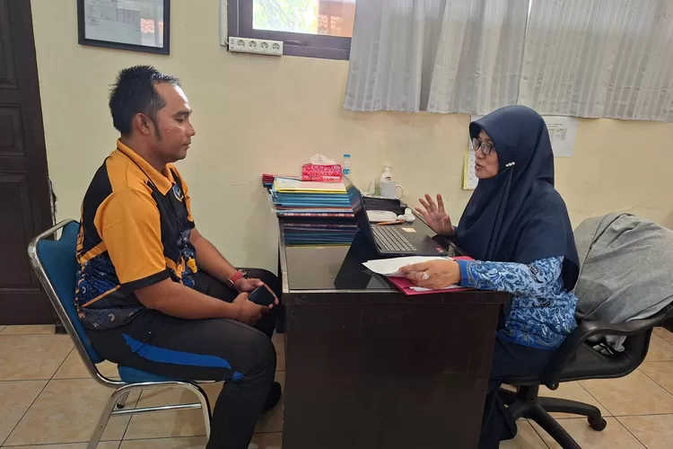 Bayu Nopriyanto Nasution (kiri) saat melaksanakan kegiata supervise akademik mata pelajaran di SMPN 11 Depok. (ANDIKA EKA/RADAR DEPOK)