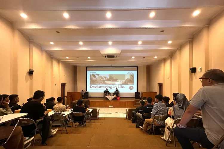 Kegiatan Berpacu Dalam Sinergi di Universitas Widyatama menghadirkan Tubagus Ari Satria &amp; Syarief Hussein (Ngadaur Bakti Solusi) bersama Siska Nirmala (Praktisi Zero Waste) yang berbagi manfaat decluttering untuk hidup berkelanjutan