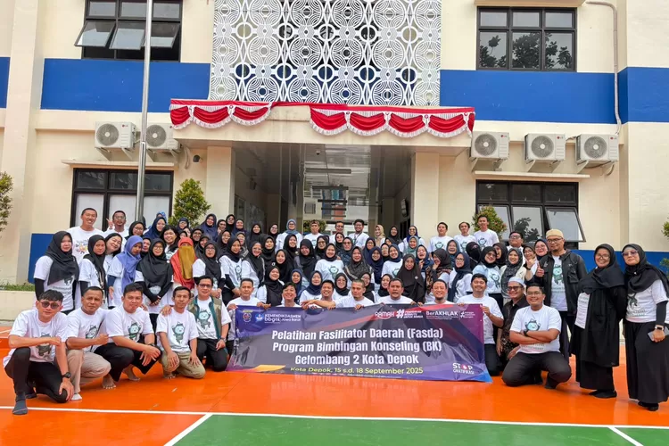 Foto bersama usai kegiatan Fasda program BK gelombang 2, di SMP Negeri 34 Depok, yang terletak di Jalan Bakti Karya, Kelurahan Pondok Cina, Kecamatan Beji. (ANDIKA EKA/RADAR DEPOK)