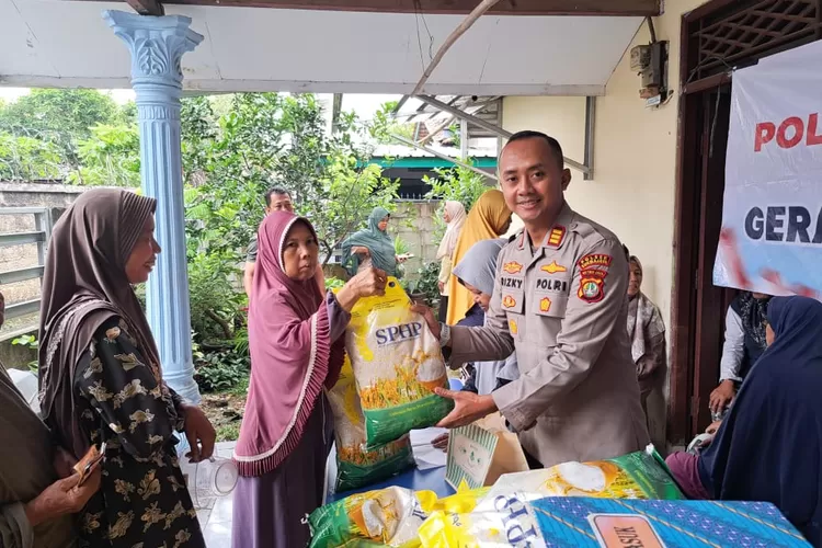 Kapolsek Sukmajaya, AKP Rizky saat kegiatan GPM di wilayah Hukum Polsek Sukmajaya, Kota Depok, Jumat (19/9). (DOKUMEN POLSEK SUKMAJAYA)