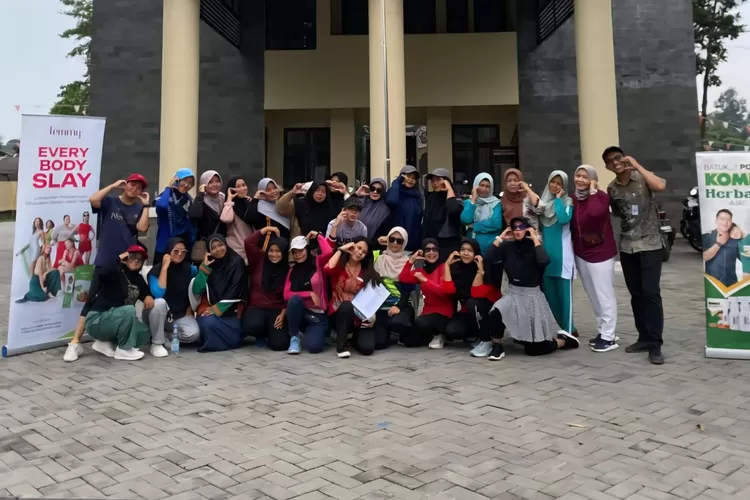 Aparatur Kelurahan Duren Mekar, Kecamatan Bojongsari, Kota Depok menggelar aerobics pagi di kantor Kelurahan Duren Mekar, Jumat (19/9). (RISKY DWI LESTARI/RADAR DEPOK)