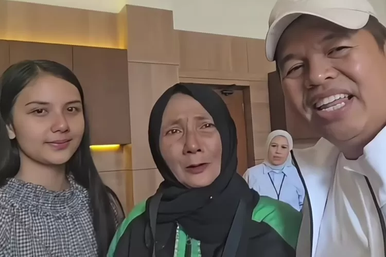 Gubernur Jawa Barat, Dedi Mulyadi bantu seorang ibu yang berprofesi sebagai ojol (Instagram/@dedimulyadi71)