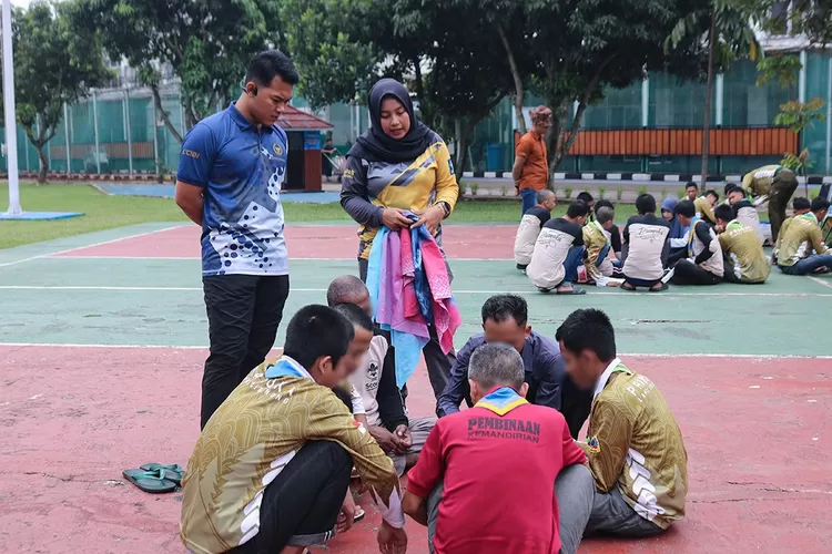 Tim Pramuka warga binaan Lapas Cibinong mendapatkan pelatihan pembuatan batik dengan teknik Arashi Shibori, sebuah teknik batik ikat celup asal Jepang yang memadukan seni, ketelatenan, dan nilai estetika tinggi, Jumat (19/9). (Lapas Cibinong)