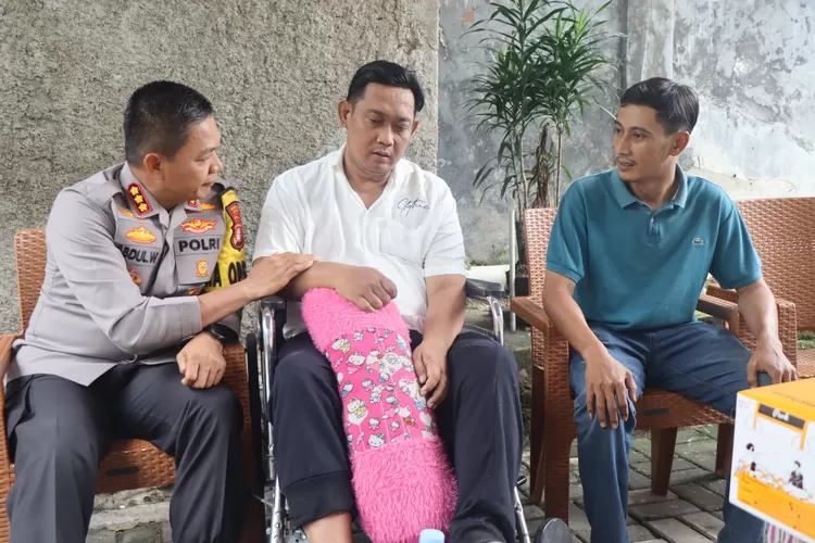 Kapolres Metro Depok, Kombes Abdul Waras (kiri) menjenguk Anggota IJTI Korda Depok, Nahyudi (tengah) yang tengah sakit, Sabtu (20/9). (Polres Metro Depok)