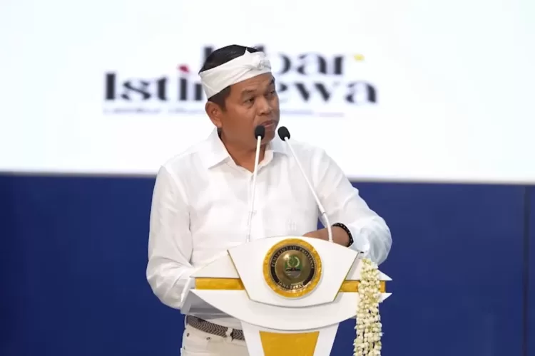 Gubernur Jawa Barat, Dedi Mulyadi dalam acara Peluncuran Program Penguatan Ekonomi Perumahan Murah dan Sosialisasi Kredit Usaha Rumah (KUR) yang digelar di Gedung Sabuga ITB, Kota Bandung (Tangkapan layar Youtube LEMBUR PAKUAN CHANNEL)