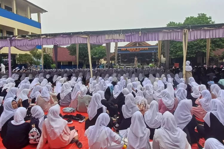 Pelaksanaan Peringatan Maulid Nabi Muhammad SAW 1447 Hijriah di SMP Negeri 9 Depok. (ANDIKA EKA/RADAR DEPOK)