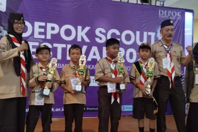 Foto bersama usai mengambil mendapatkan juara 3 pada ajang lomba Pramuka Siaga tingkat kwartir cabang (Kwarcab) Kota Depok, di Depok Town Square, beberapa waktu lalu. (ANDIKA EKA/RADAR DEPOK)
