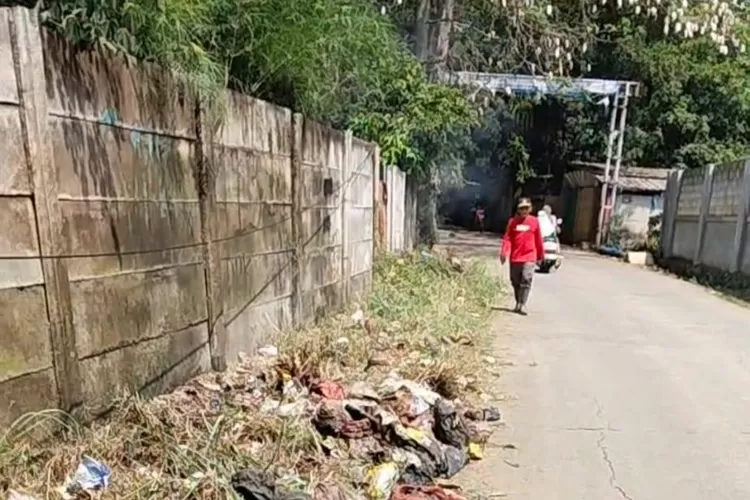 Tebaran sampah ditepi jalan sekitaran Pondok Zidane perbatasan Kelurahan Pasir Putih dengan Bedahan, Senin (22/9). (RISKY DWI LESTARI/RADAR DEPOK)