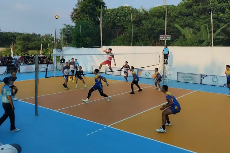 Tim voli Porda Bogor (kiri) saat bertanding melawan IVOGAB dalam grand final Sultan RPM Cup 2025.