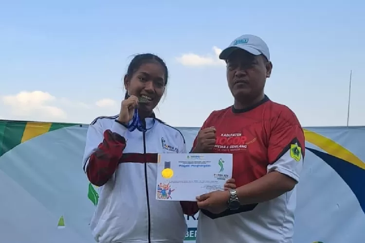 Kasubag UPT PPOPM Dispora Kabupaten Bogor, Hendrik Sulihadi (kanan) bersama atlet atletik peraih emas di Popda XIV Jabar 2025.