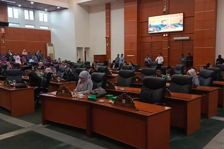 Pelaksanaan Sidang Paripurna DPRD Kota Depok, di ruang paripurna, di kawasan GDC.  (ANDIKA EKA/RADAR DEPOK)