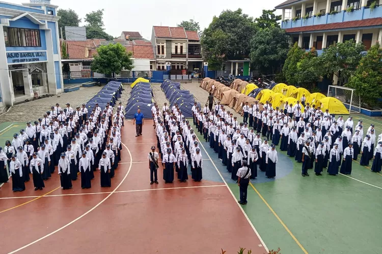 Baris berbaris siswa pada pelaksanaan LDKS di halaman SMPN 20 Depok, yang terletak di Jalan Marthadinata, Kelurahan Rangkapanjaya Baru, Kecamatan Pancoranmas, pada 19-20 September 2025.  (ANDIKA EKA/RADAR DEPOK)