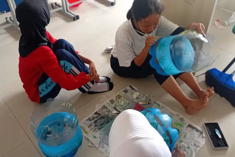 Siswi SMPN 29 Depok saat menghias galon untuk menghias lingkungan sekolah sebagai bentuk persiapan penilaian Adiwiyata tingkat Provinsi Jawa Barat.  (ANDIKA EKA/RADAR DEPOK)