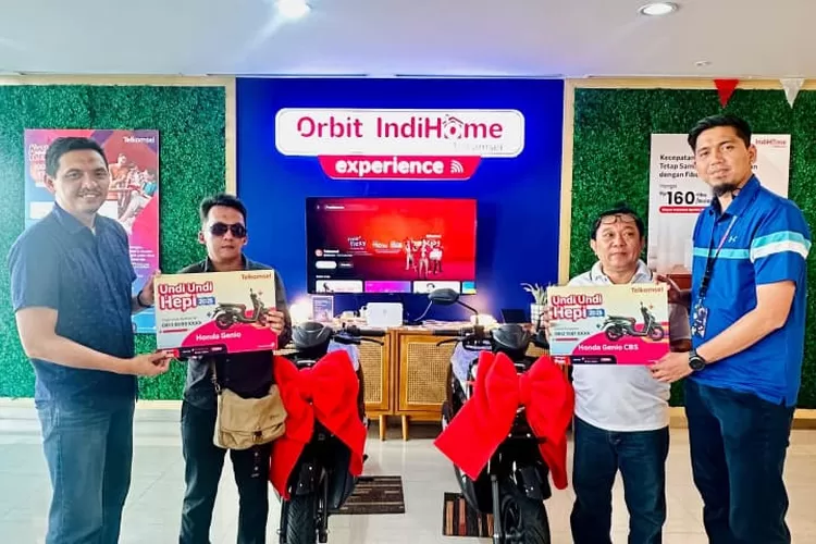 Pembagian Haduah bagi pelanggan setia Telkomsel. (DOKUMEN TELKOMSEL)